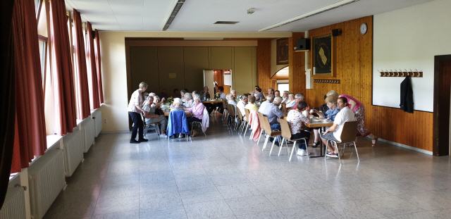 Kaffeetrinken in großer Runde