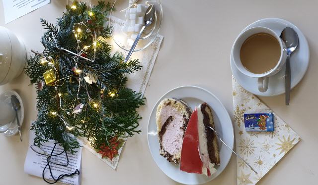 Feier mit Kaffee und Kuchen